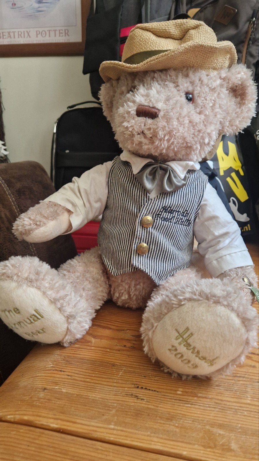 Harrods The Annual  Bear 2009, Ophalen of Verzenden, Zo goed als nieuw, Stoffen beer, Overige merken