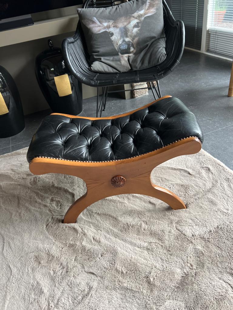 Chesterfield voetenbankje - Zwart leer met houten onderstel, Ophalen, Gebruikt, Leer, Rechthoekig