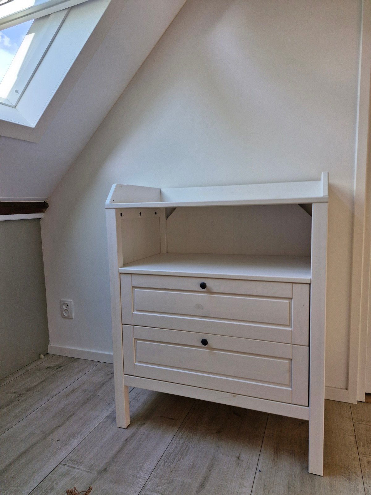 Witte commode met lades en opstaande rand, Ophalen, Gebruikt, 50 tot 70 cm, 75 tot 100 cm