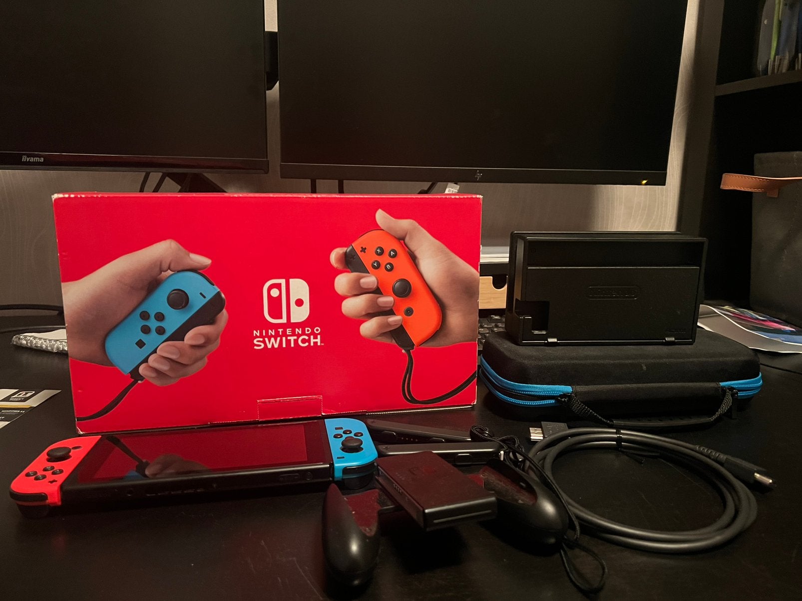 Nintendo Switch V1 rood/blauw – complete set, Spelcomputers en Games, Ophalen, Zo goed als nieuw, Met 2 controllers, Switch 2019 Upgrade
