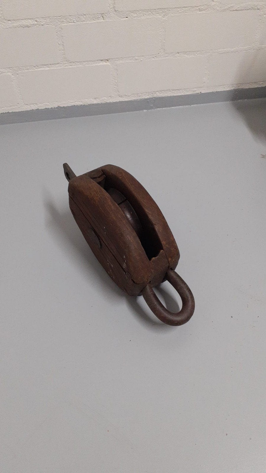 Antieke houten katrol met ijzeren haak, Ophalen