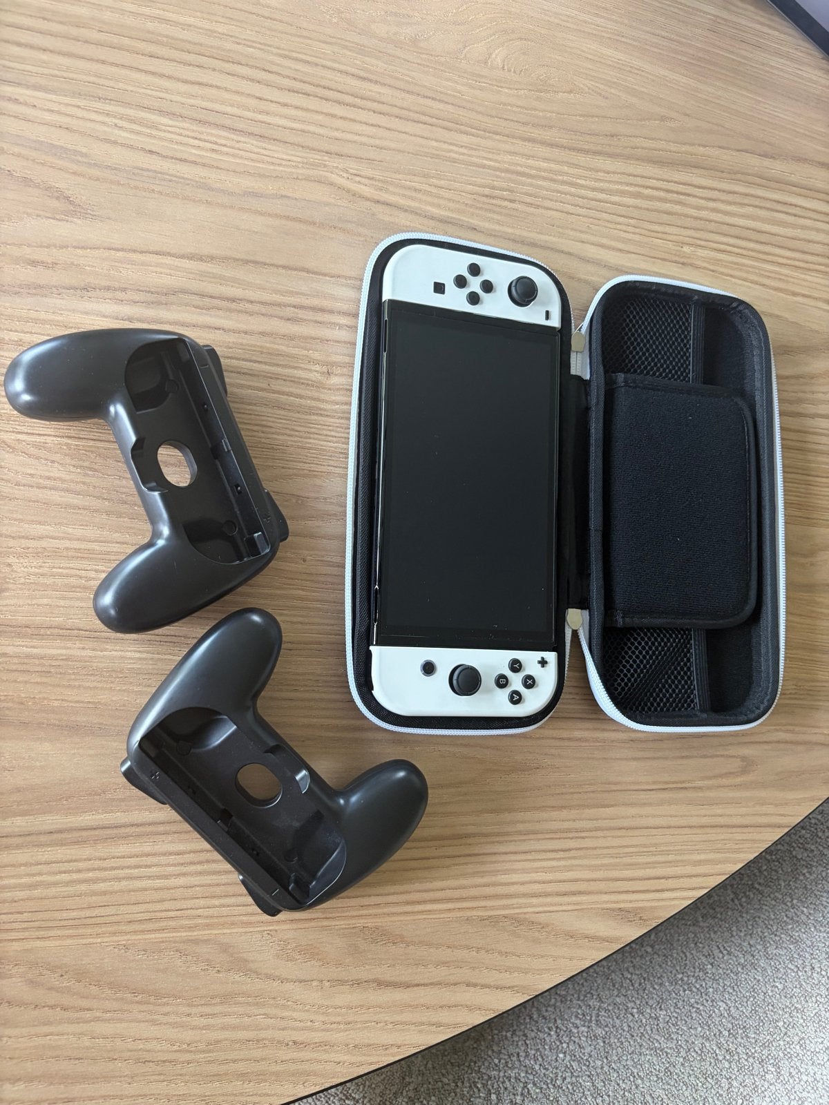 Foto 6 van Nintendo Switch OLED met 2 games en accessoires