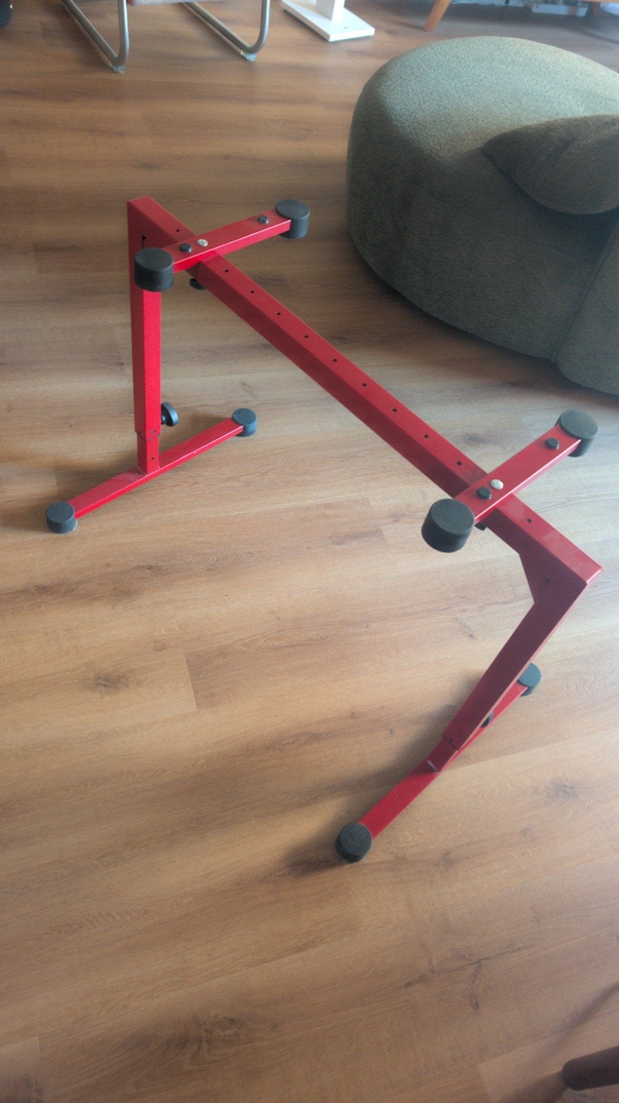 K&M konig & meyer 18810 Ruby Red nieuwstaat, Ophalen of Verzenden, Zo goed als nieuw, Instrumentstandaard, Keyboard of Synthesizer