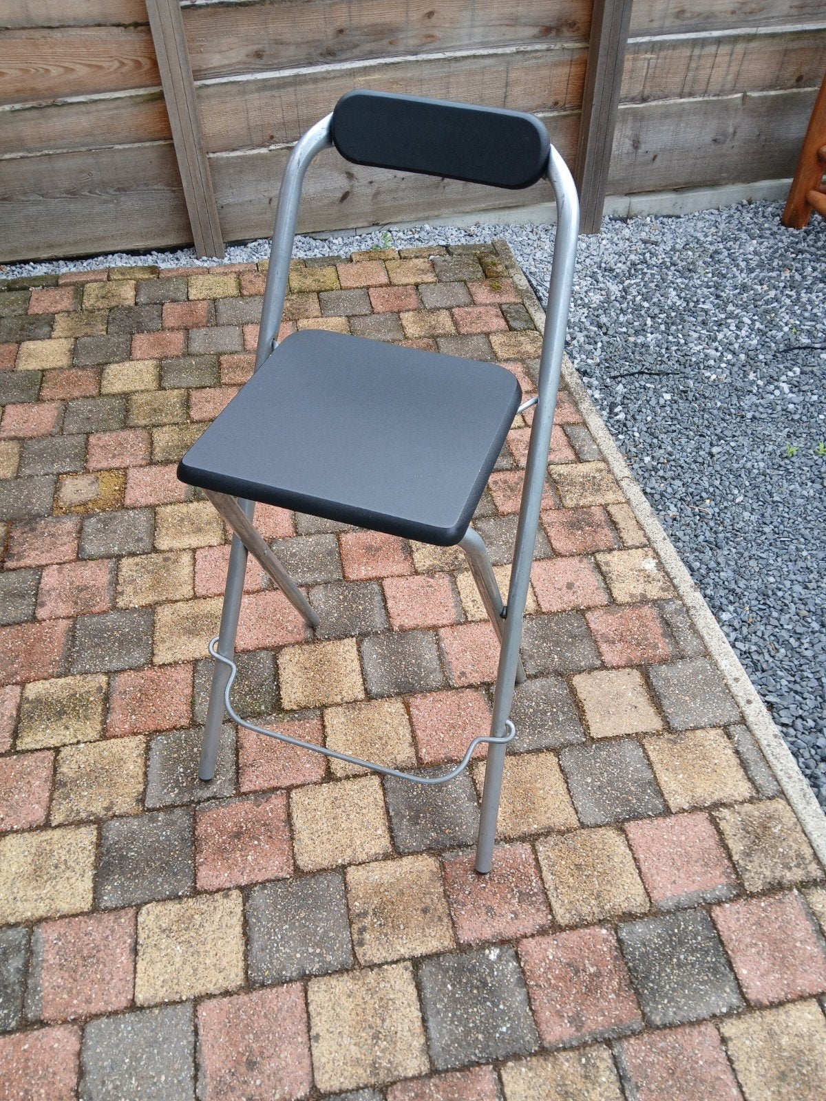Handige opvouwbare bar/keukenkruk - Compact en stevig, Ophalen, Met voetsteun, 60 tot 90 cm, Zo goed als nieuw