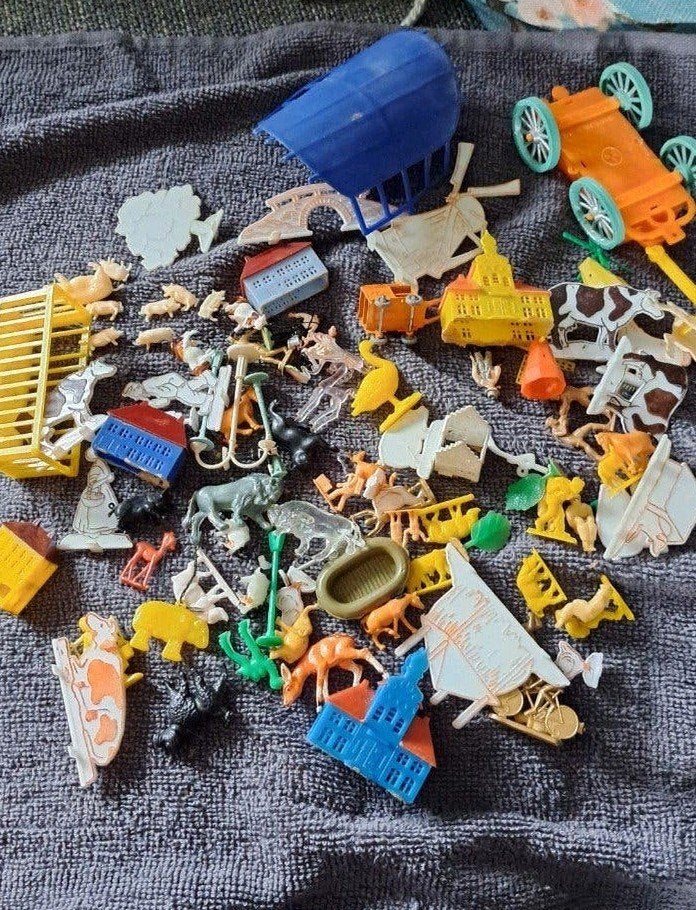 Verzameling vintage plastic figuurtjes en auto's, Ophalen of Verzenden, Gebruikt