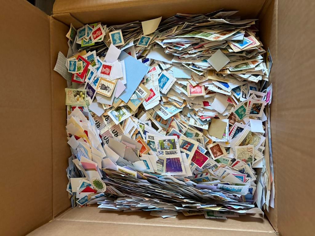 Bomvolle doos onafgeweekte postzegels., Ophalen of Verzenden, Nederland en Buitenland
