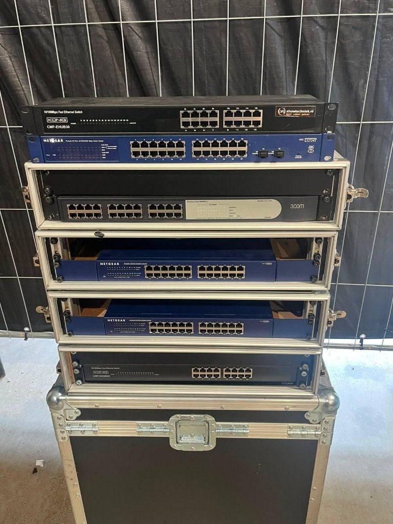 Diverse netwerkswitches o.a. Netgear en 3com met cases, Gebruikt, Netgear, Netgear, Ophalen of Verzenden
