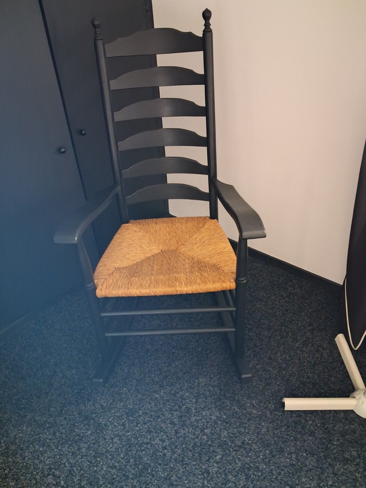 Mooie en nette zwarte schommelstoel met rieten zitting, Huis en Inrichting, Stoelen, Gebruikt, Zwart, Eén, Klassiek, Landelijk