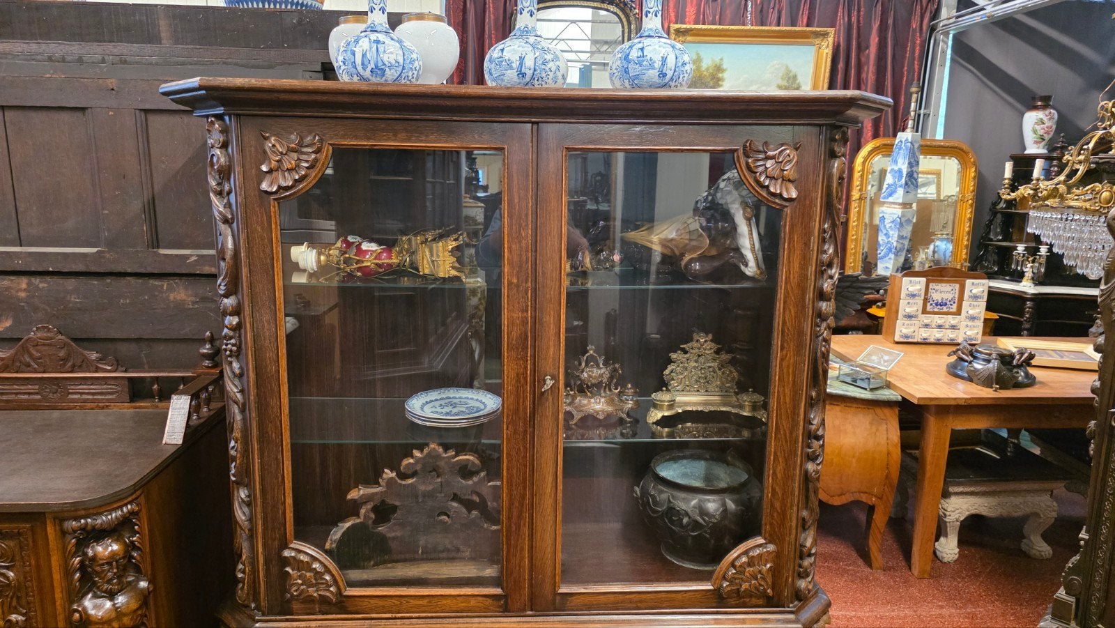 Antieke rijkbewerkte vitrinekast, Ophalen