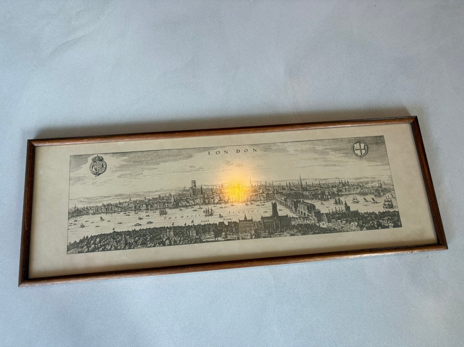 Grote prent Londen in houten lijst achter glas, Ophalen, Zo goed als nieuw, Hout, Minder dan 50 cm