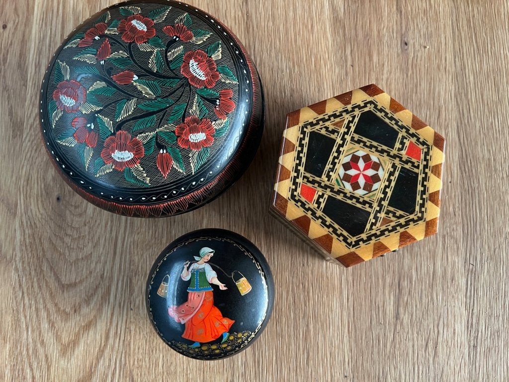 3 oosterse potjes handwerk beschilderd sieradenkistje set, Gebruikt, Meerkleurig, Ophalen of Verzenden, Schipluidenlaan 20 5035KJ Tilburg
