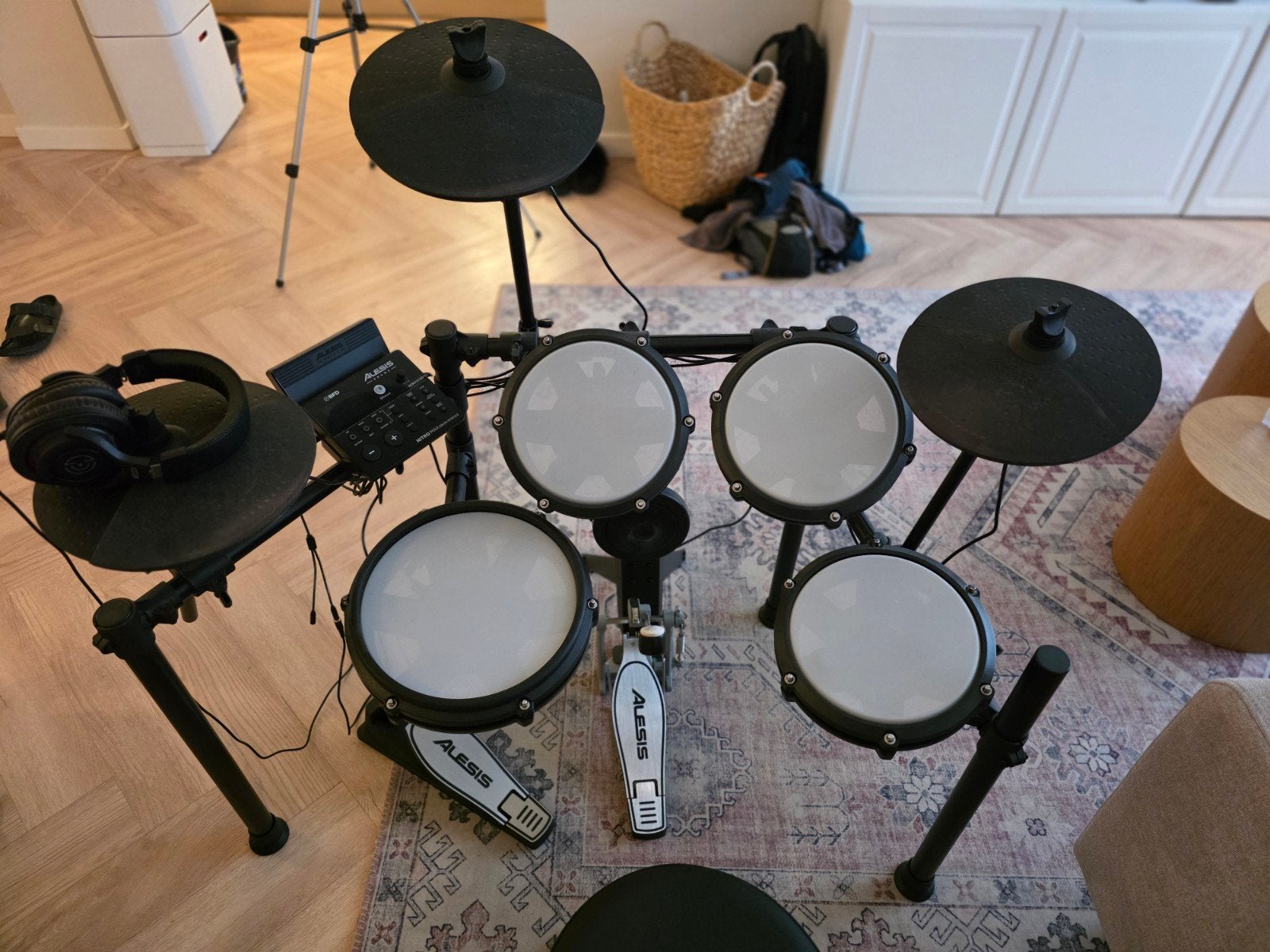 Alesis Nitro Max electric drum kit, incl headphones + throne, Muziek en Instrumenten, Drumstellen en Slagwerk, Ophalen, Zo goed als nieuw