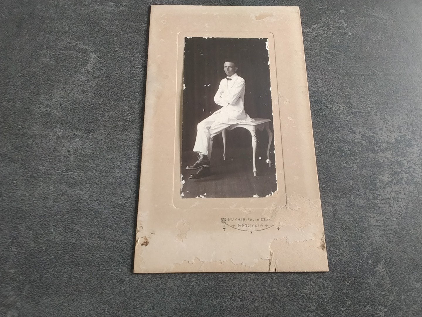 Ned Indie Foto op karton Charls & van Es Jonge man ca 1920, Ophalen of Verzenden, Voor 1940, Gebruikt, Overige onderwerpen