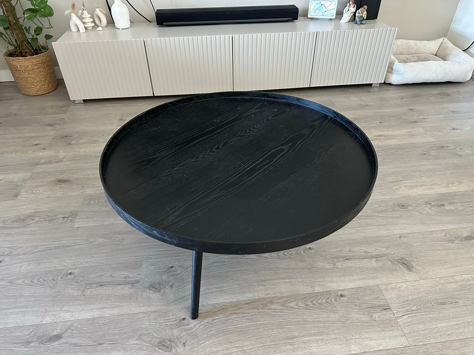 Zwarte ronde salontafel met houten blad., Huis en Inrichting, Tafels | Salontafels, Ophalen, Gebruikt, Rond, 50 tot 100 cm