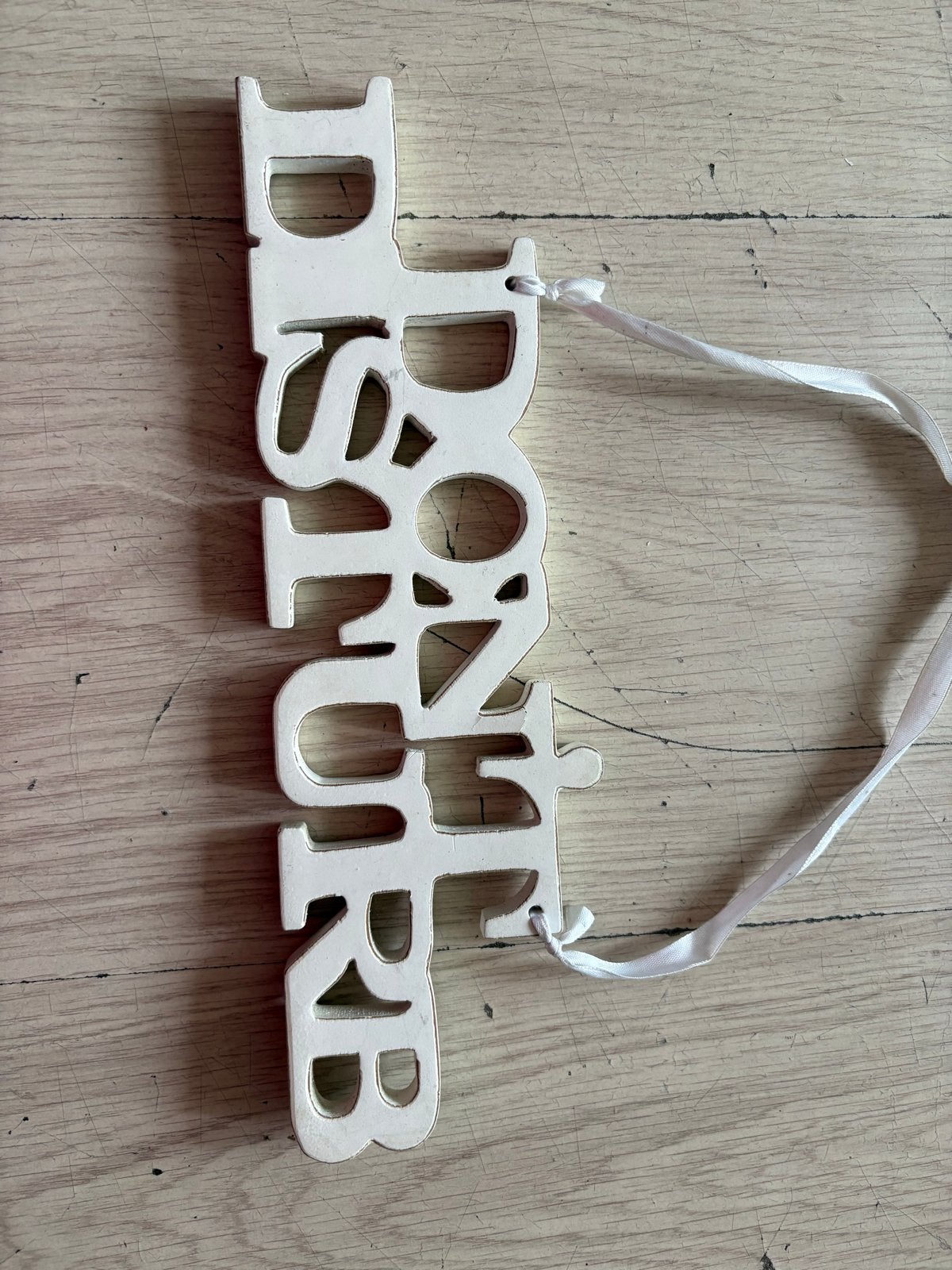 Riviera Maison 'Don't Disturb' letterwoord - Landelijk/Broca, Huis en Inrichting, Ophalen of Verzenden, Gebruikt, Wit, Landelijk