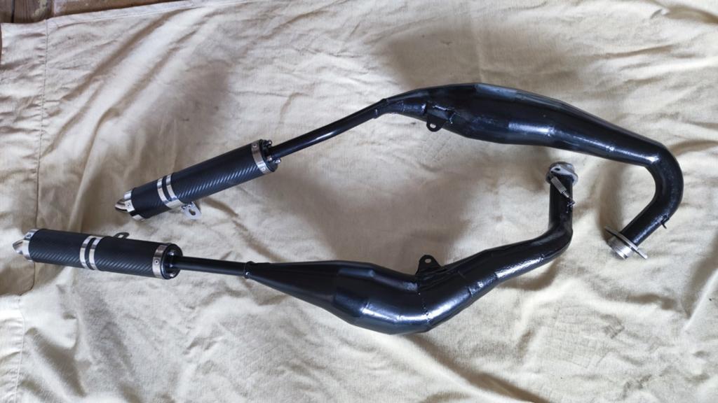 Suzuki RGV VJ23 uitlaatsysteem met carbon dempers, Motoren, Ophalen of Verzenden