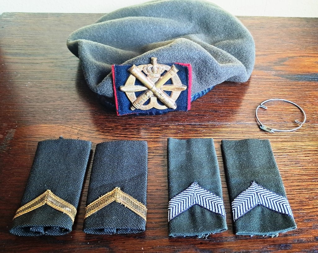 militair oude baret luchtdoelartillerie + korporaal strepen, Verzamelen, Militaria | Algemeen, Ophalen of Verzenden, Landmacht