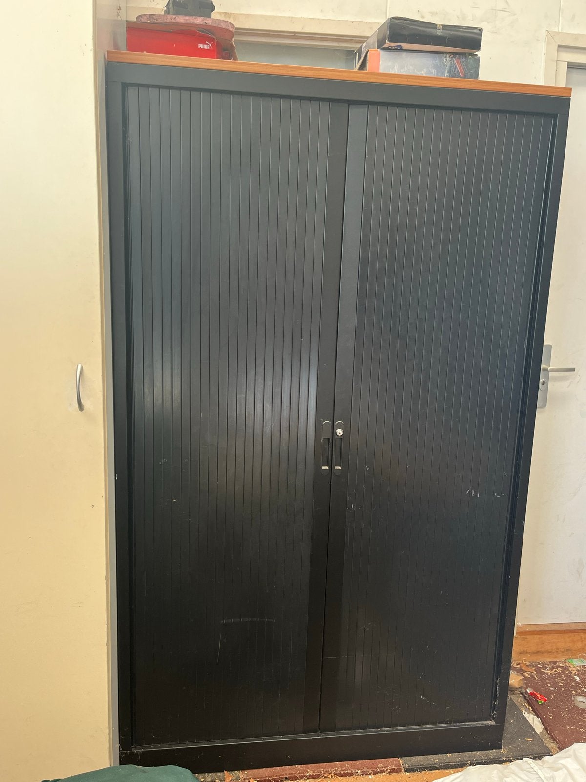 Zwarte roldeurkast met houten blad, Huis en Inrichting, Ophalen, Overige materialen, Gebruikt, 100 tot 150 cm
