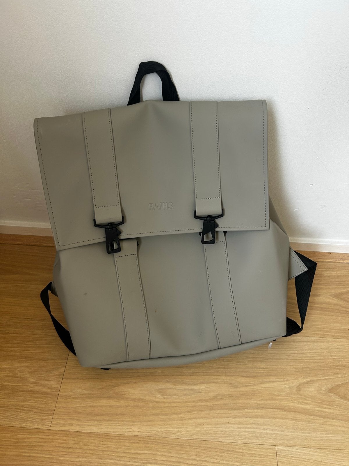 Rains rugzak - Grijs, waterdicht en stijlvol, Sieraden, Tassen en Uiterlijk, Tassen | Rugtassen, Gebruikt, 25 tot 40 cm, Waterdicht
