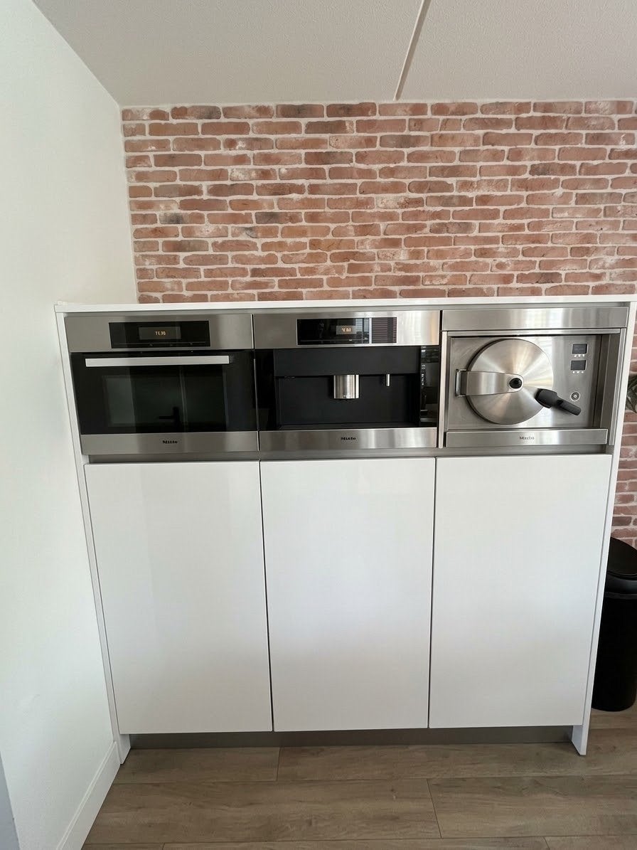 Luxe Keuken met Eiland en Gebrand Italiaans Aanrechtblad, Ophalen, Wit, Graniet of Steen, Zo goed als nieuw