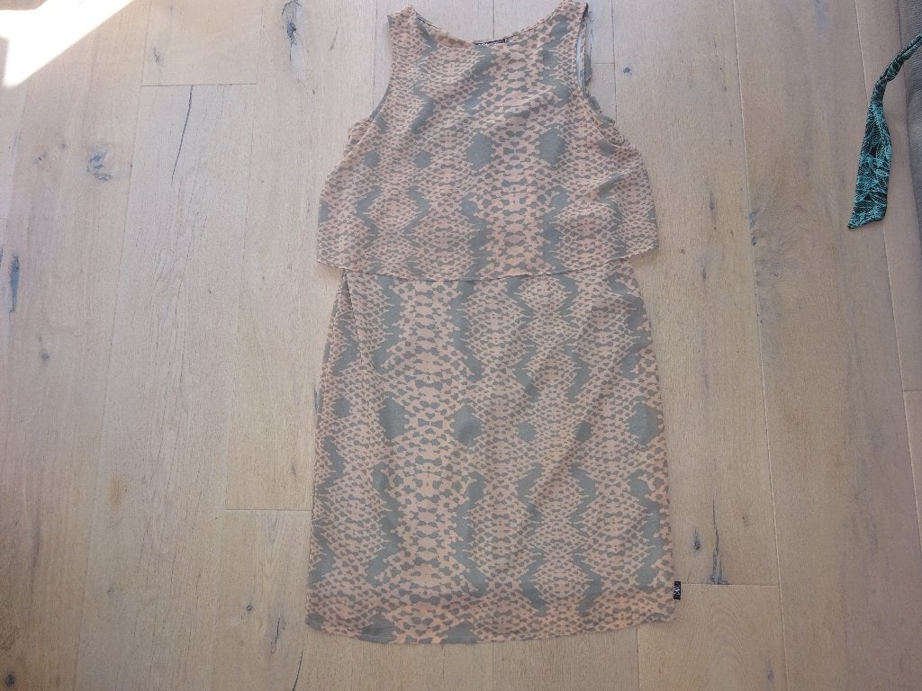 grijs beige jurk DIDI maat S ZGA NIEUW, Kleding | Dames, Jurken, Didi, Ophalen of Verzenden, Zo goed als nieuw, Knielengte
