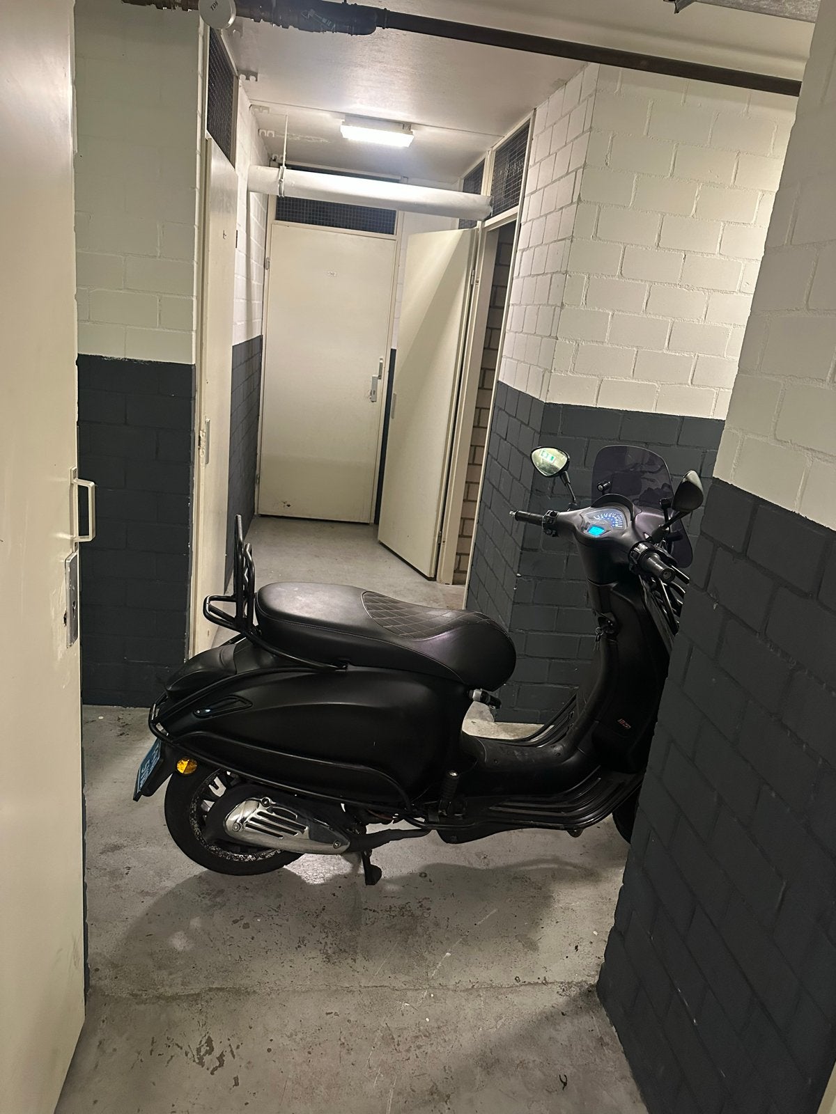 Matzwarte Vespa LXV Scooter - Zo goed als nieuw