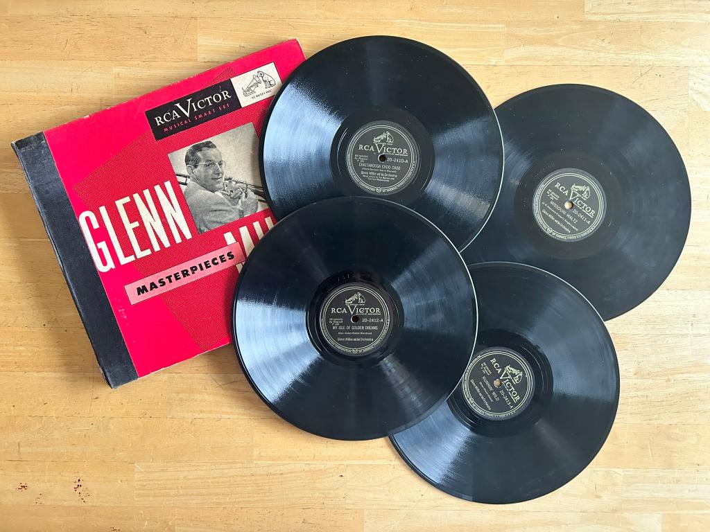 Glenn Miller - album met swing klassiekers op 4 x 78 toeren, Verzamelen, Militaria | Tweede Wereldoorlog, Ophalen, Overige soorten