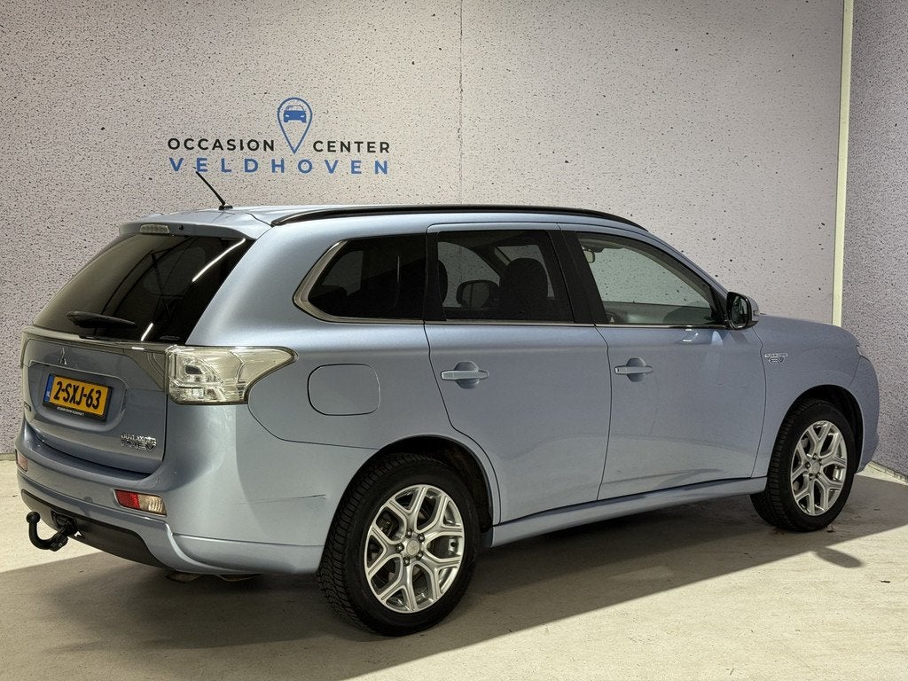 Mitsubishi Outlander 2.0 PHEV instyle // TREKHAAK // LEDER /, Auto's, Zwart, 4 cilinders, Blauw, Bedrijf