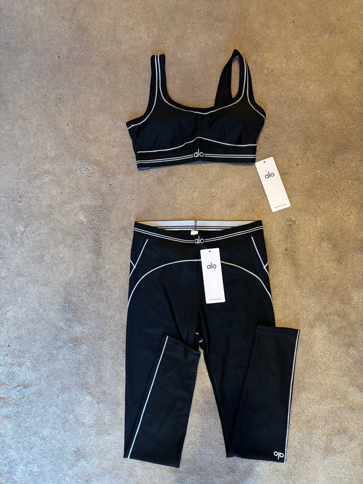 Alo Yoga Airbrush Heart Throb Legging & Bra Set Maat M, Maat 38/40 (M), Verzenden, Zwart, Nieuw