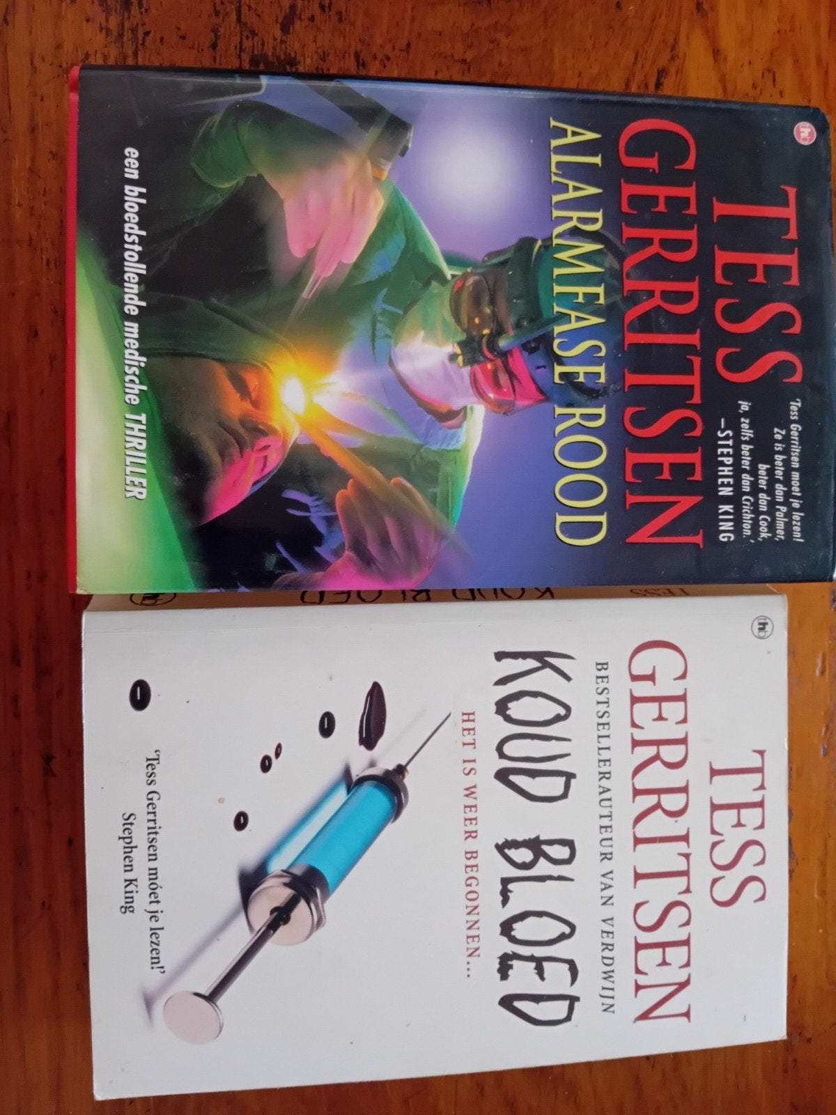 Tess Gerritsen - Koud bloed - alarmfase rood, Ophalen of Verzenden, Zo goed als nieuw, Tess Gerritsen