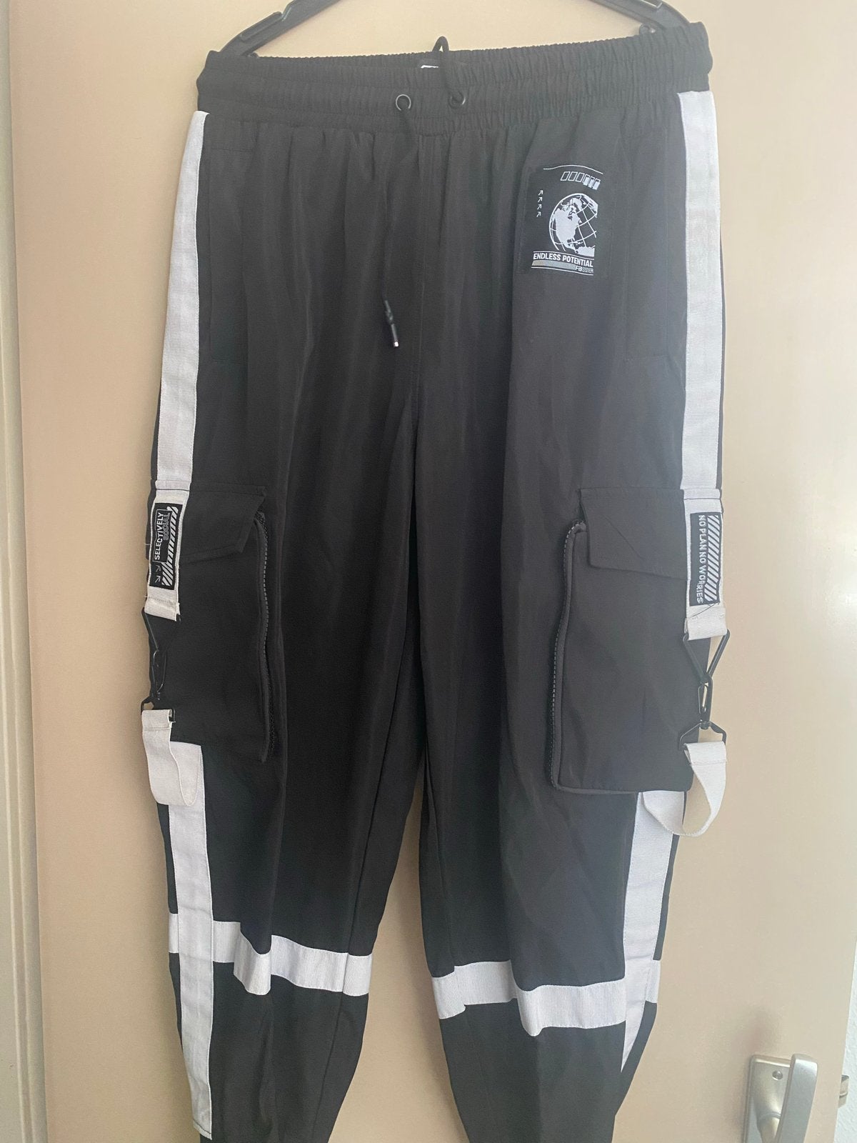 FB Sister Parachute Broek Zwart Maat M Zo goed als nieuw, Ophalen of Verzenden, Zo goed als nieuw, Maat 38/40 (M), Zwart