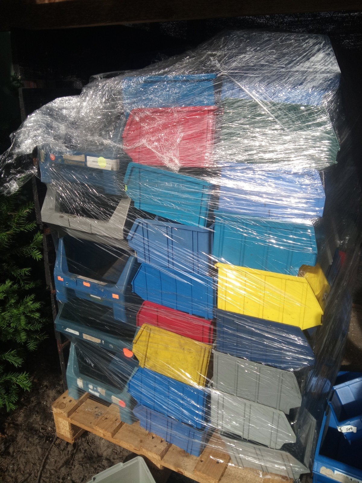 Pallet vol met kunstof bakken grijpbakken, Ophalen, Gebruikt