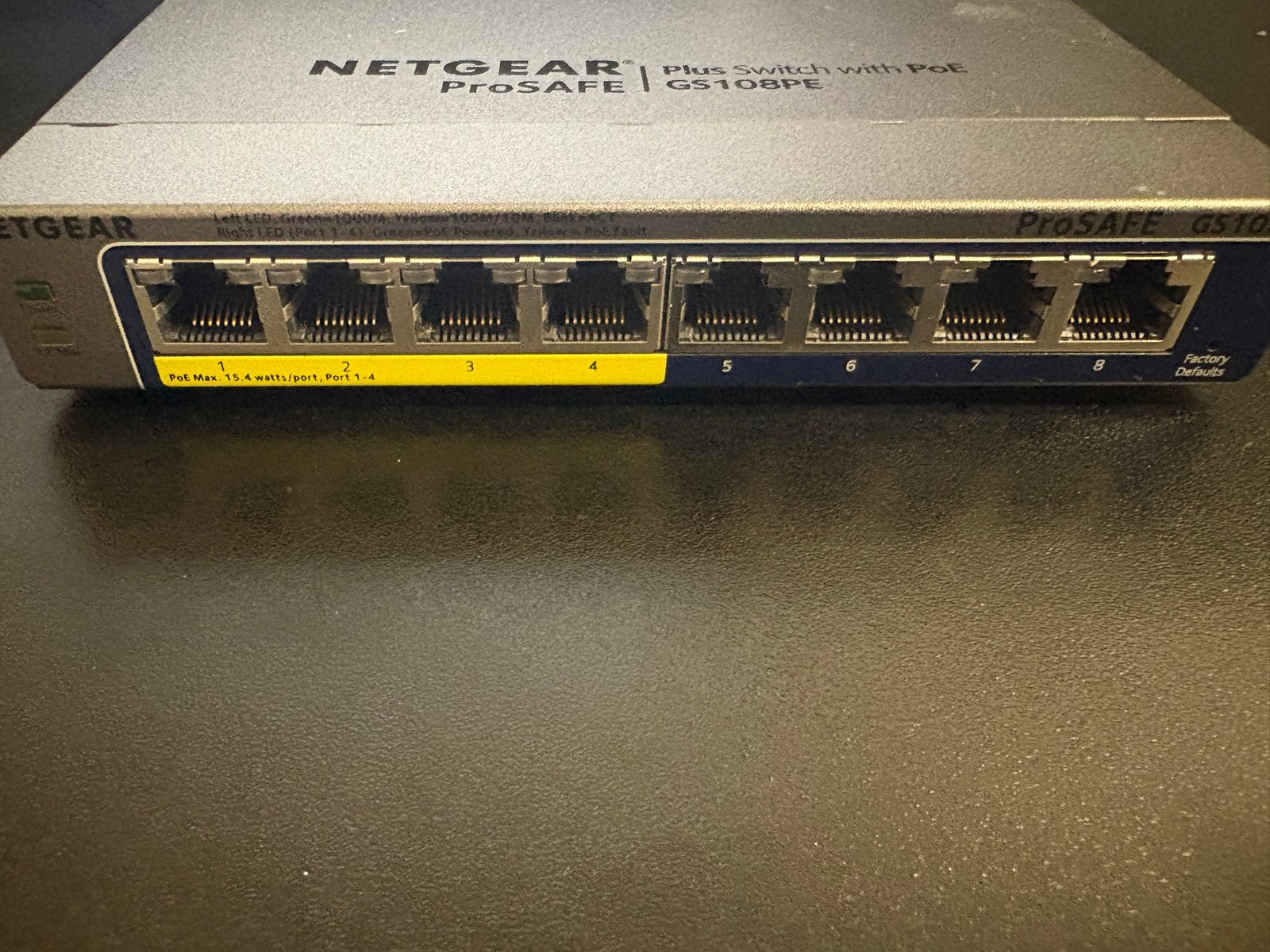 NETGEAR ProSAFE Plus 8-Poort Gb PoE Switch GS108PEv3, Computers en Software, Netwerk switches, Ophalen of Verzenden, Zo goed als nieuw