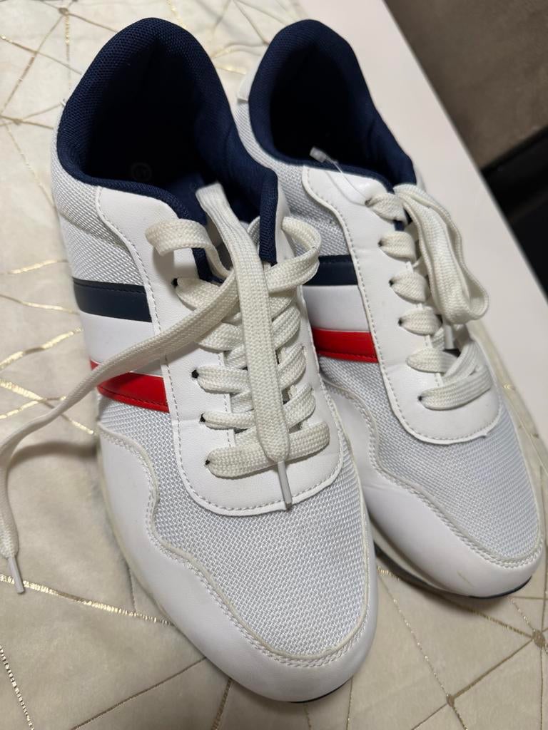 Witte sneakers met blauwe en rode streep maat 45, Ophalen of Verzenden, Gedragen, Wit, Sneakers of Gympen