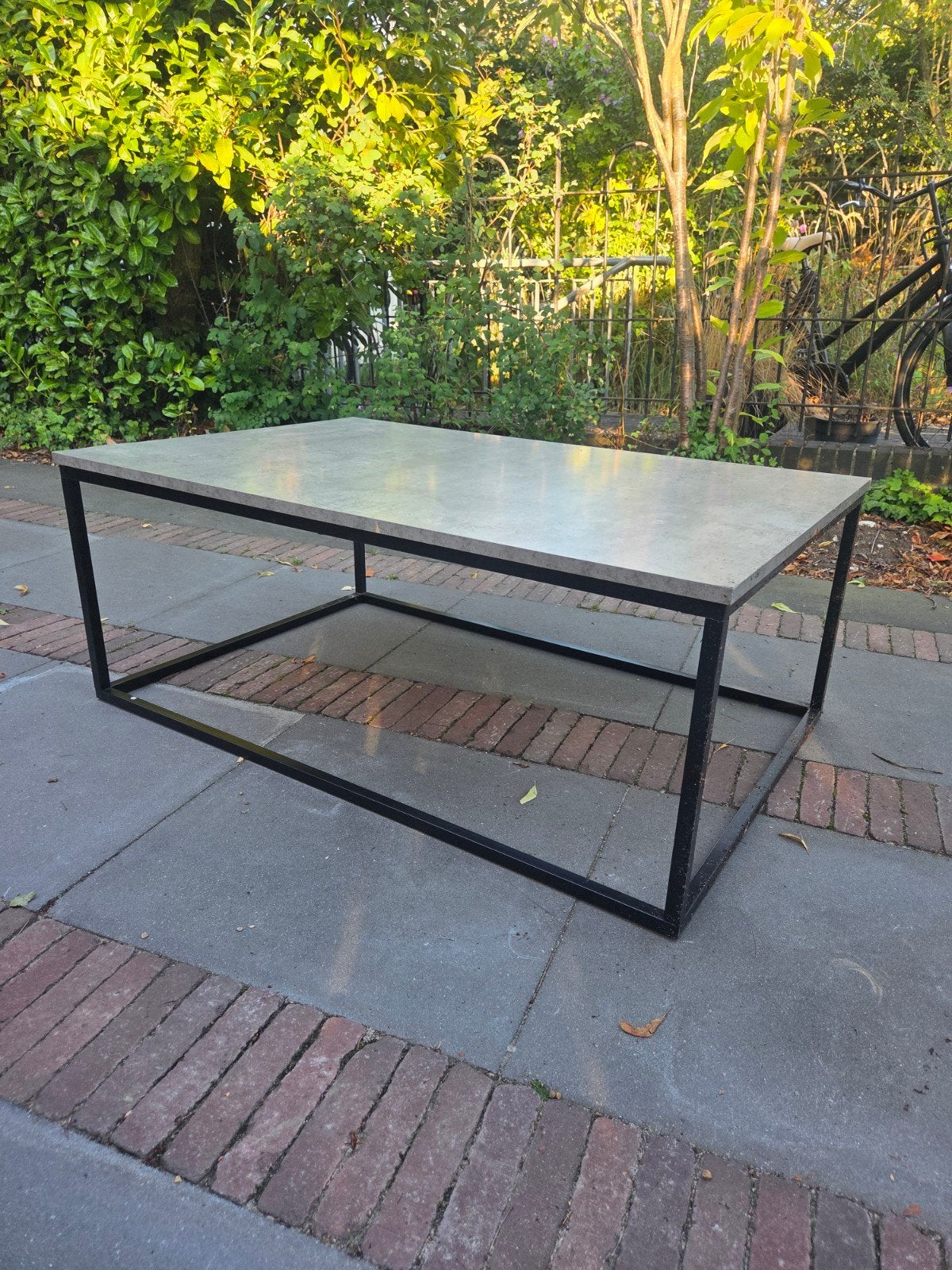 Salontafel / sidetable JYSK met betonlook blad en metalen on, Huis en Inrichting, Ophalen, Gebruikt, 100 tot 150 cm, Modern, Industrieel