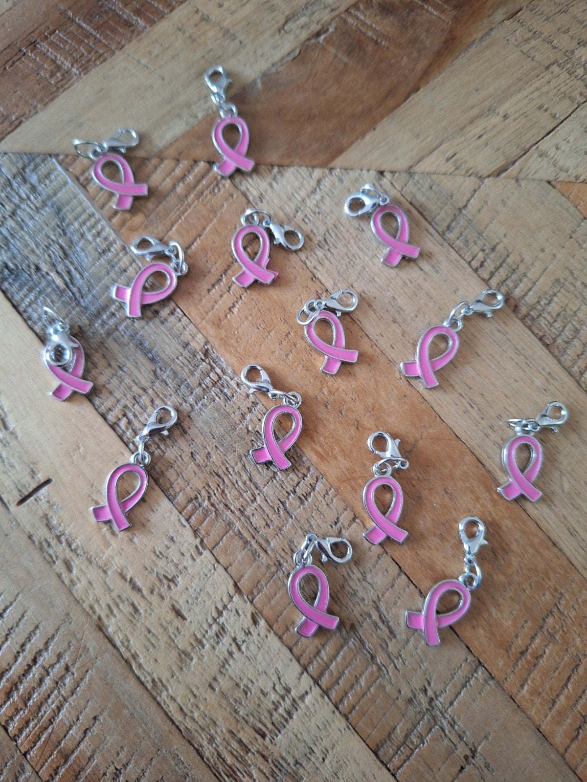 14 pink ribbon hangertjes, Ophalen of Verzenden, Nieuw