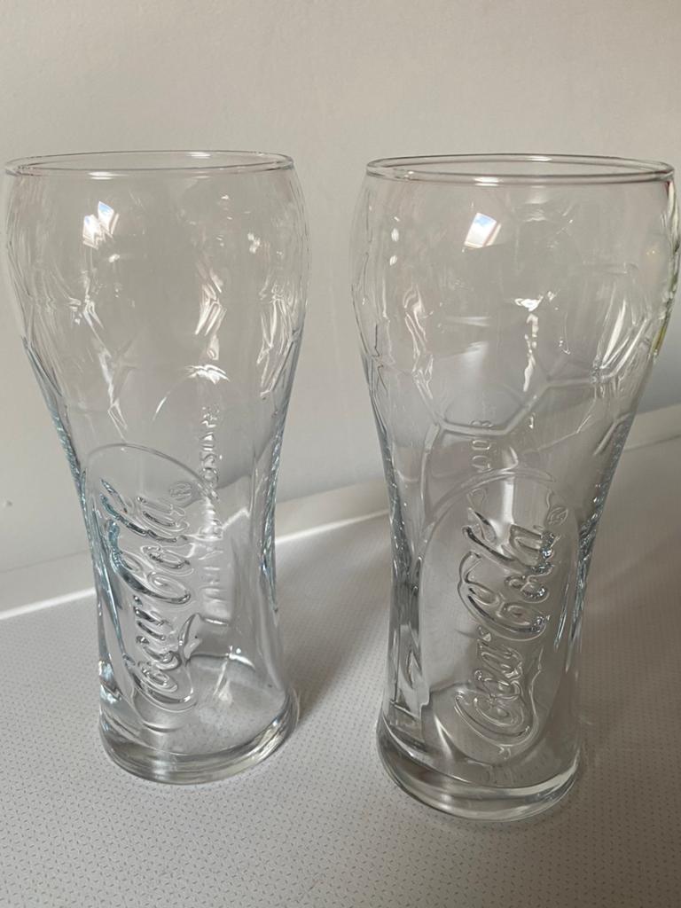 2 Coca-cola glazen (voetbalprint). Hoogte 16 cm., Ophalen of Verzenden, Zo goed als nieuw, Frisdrankglas