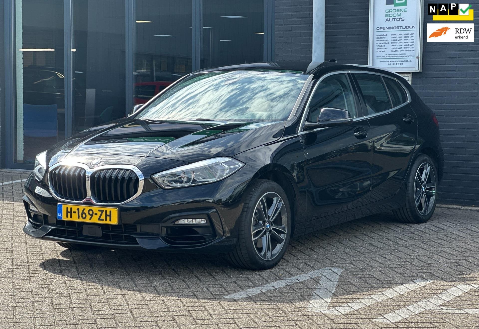 BMW 1-serie 118i Executive Edition/1STE EIG/NAVI/CARPLAY/LED, Auto's, Dealer onderhouden, Gebruikt, Leder en Stof, Zwart