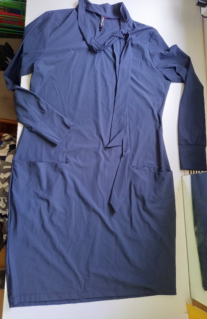 ZOSO mooie donkerblauwe nette jurk met strikhals, mt XXL, Kleding | Dames, Jurken, Blauw, Maat 42/44 (L), Ophalen of Verzenden