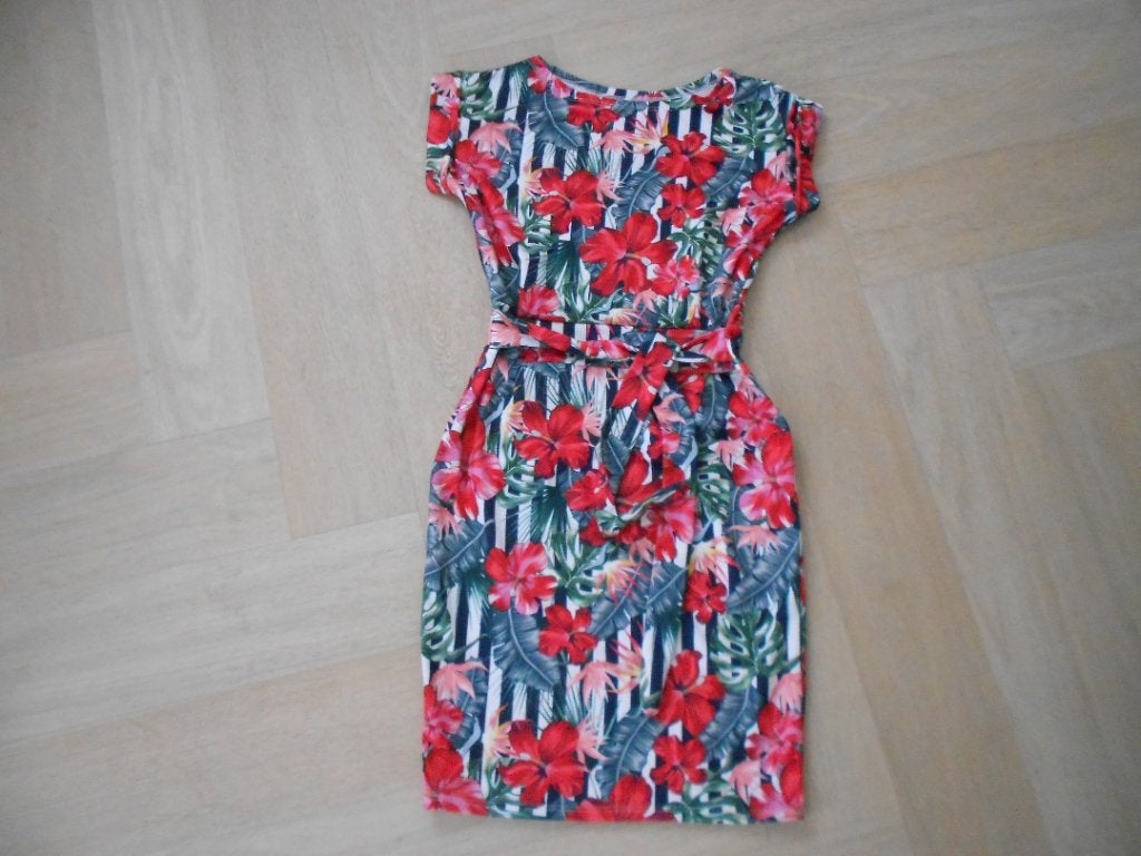 Mooie jurk met bloemenprint - Maat M, Maat 38/40 (M), Zo goed als nieuw, Onder de knie, Geen label