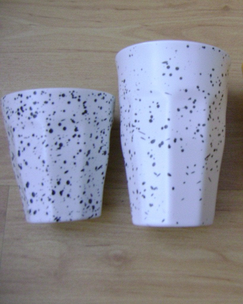 2x Hema Mirabeau mok / beker wit met zwarte spikkels, Hema, Zo goed als nieuw, Overige stijlen, Aardewerk