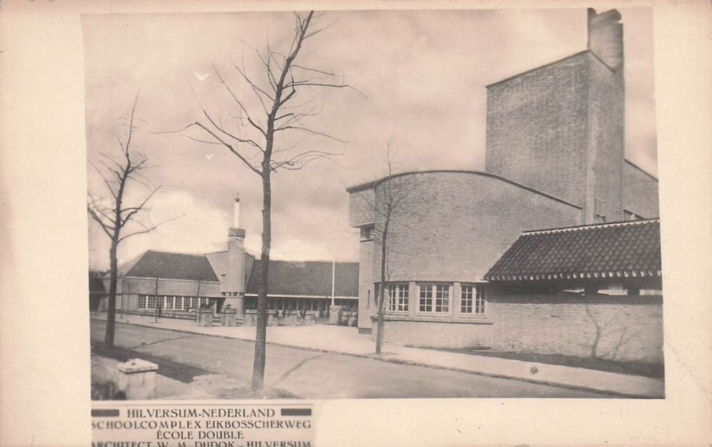 702-253-045 Hilversum Schoolcomplex Eikbosscherweg Dudok, Verzenden, Voor 1920, Noord-Holland