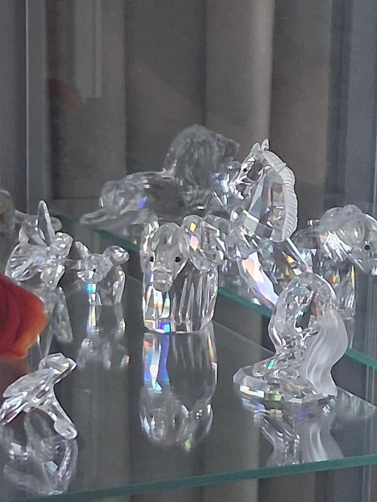 Vitrinekast met 40-45 Swarovski beeldjes, compleet, Ophalen