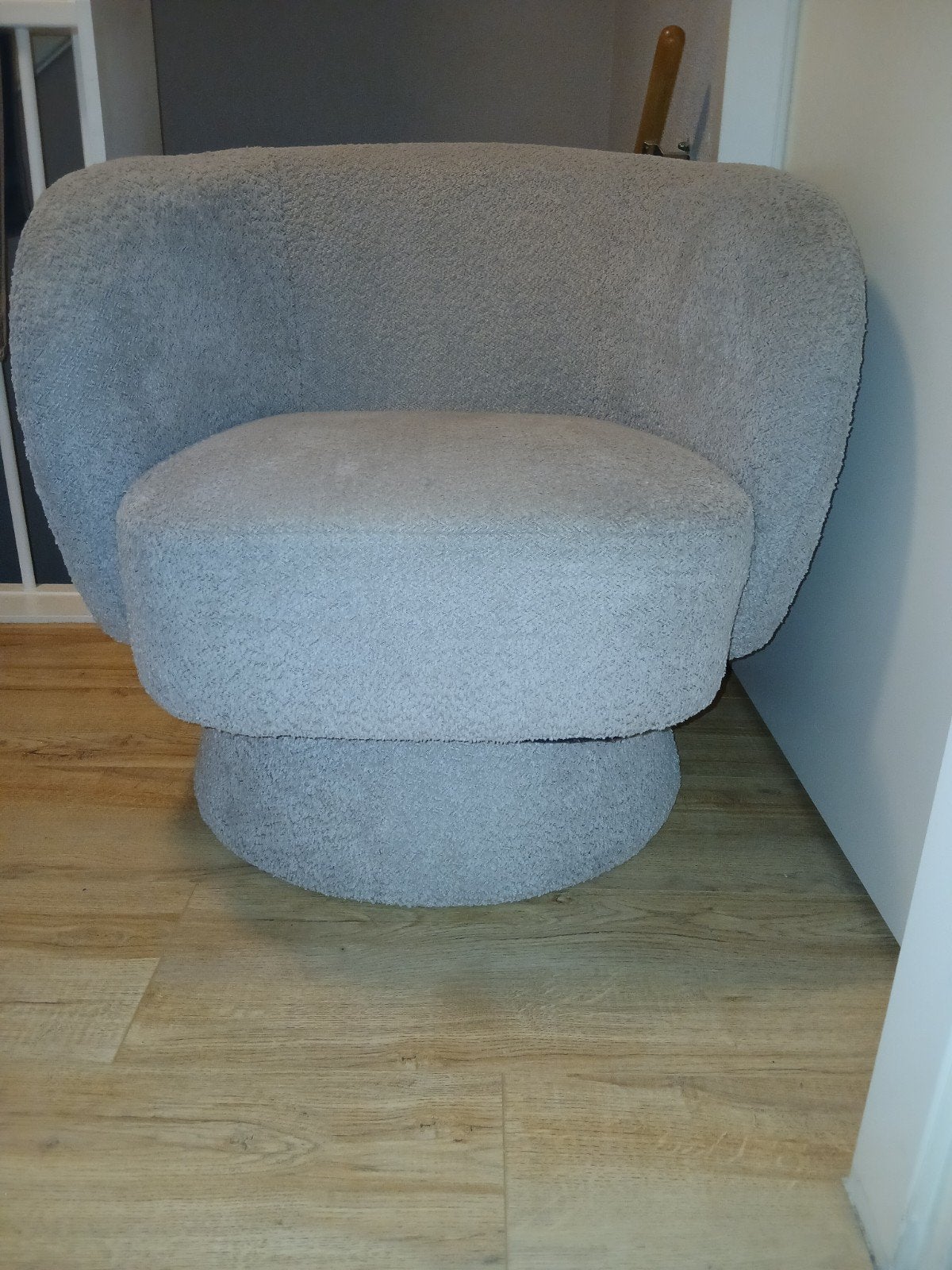 Nette fauteuil boucle en draaibaar. met poef, beige/zandkleu, Huis en Inrichting, Ophalen of Verzenden, Gebruikt, Stof