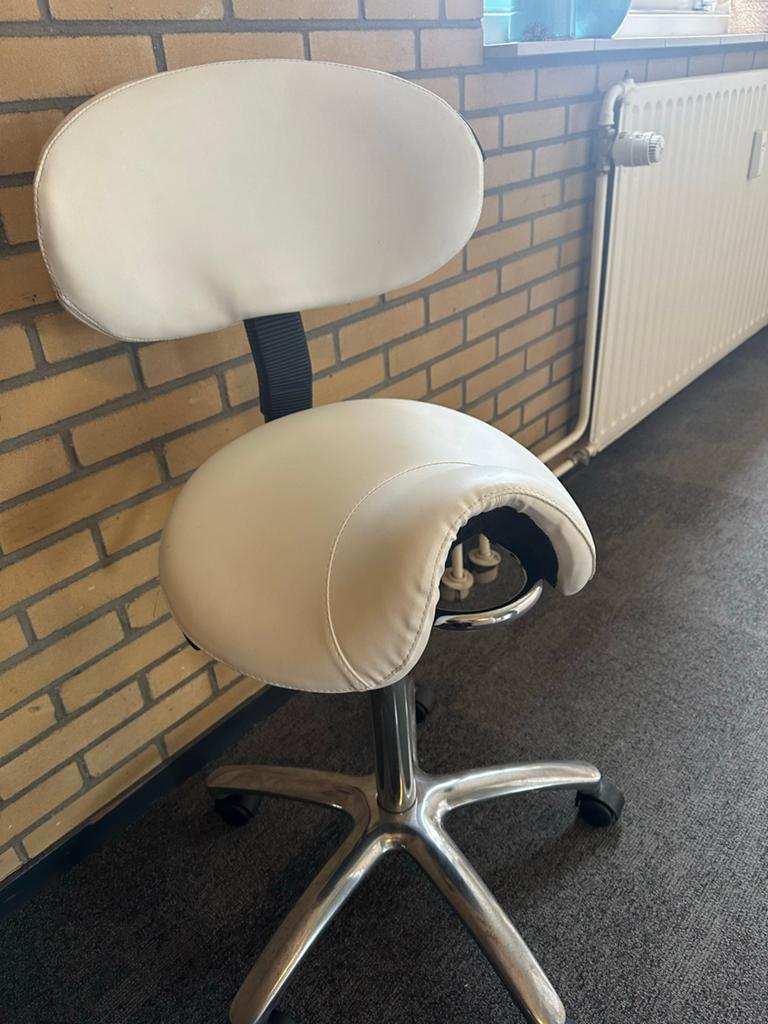 Wit leren krukje met zadel zitting., Ophalen of Verzenden, Gebruikt, Hout