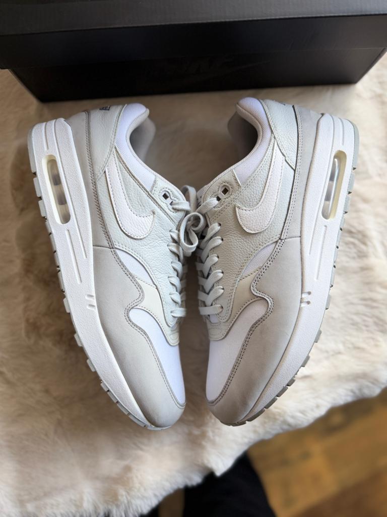 Nike Air Max 1 wit grijs maat 46 - Zo goed als nieuw, Kleding | Heren, Schoenen, Wit, Ophalen of Verzenden, Sneakers of Gympen