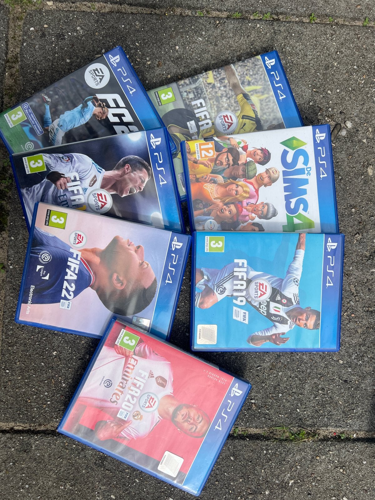 PS4 Games: FIFA 19, 20, 22, FC 24 en De Sims 4, Gebruikt, Eén computer, Ophalen of Verzenden, Sport