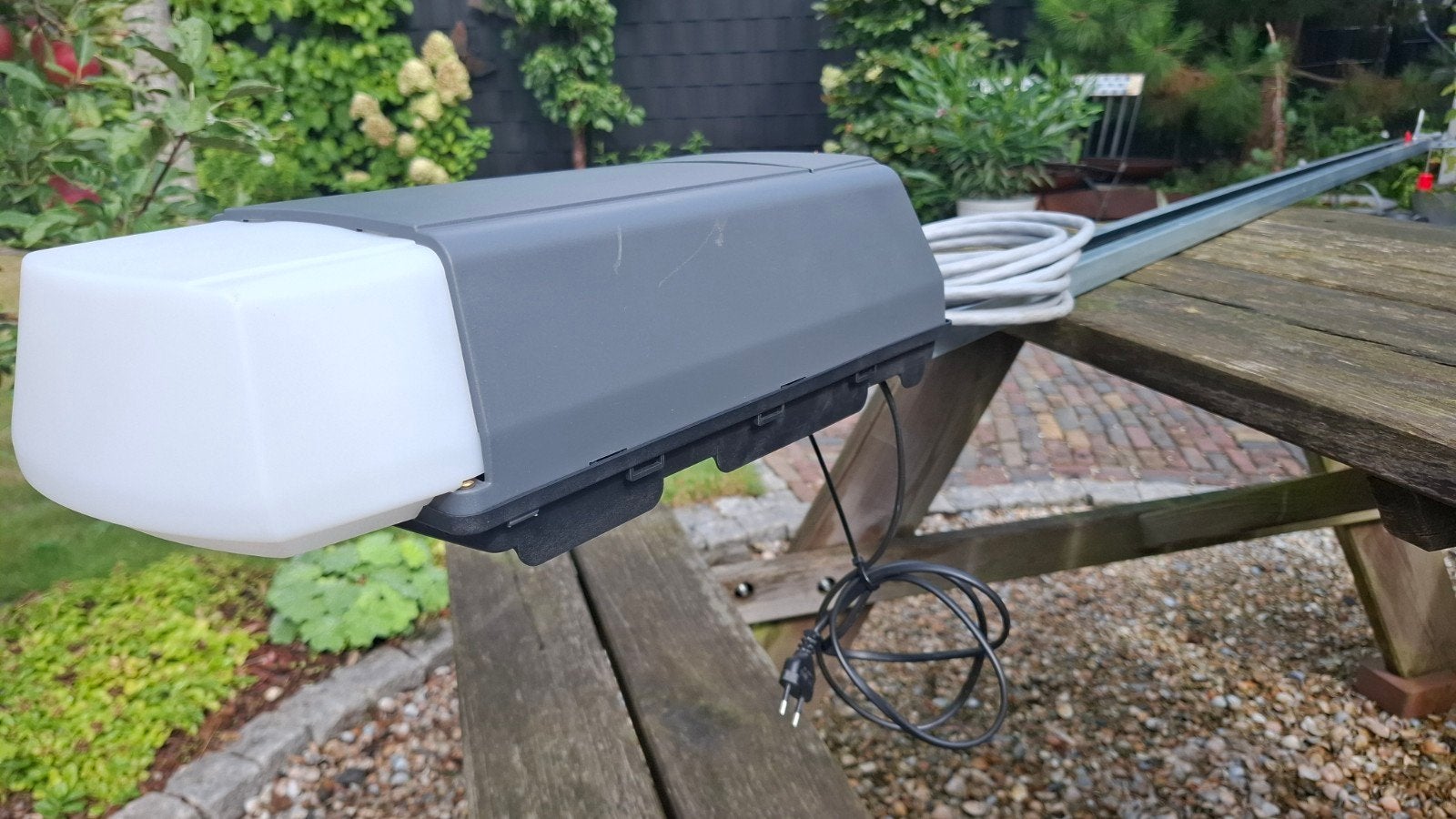 Elektrische garagedeuropener met twee handzenders., Ophalen, Gebruikt, 120 cm of meer, Garagedeur