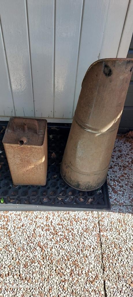 Oude metalen jerrycan en trechter - decoratie, Ophalen
