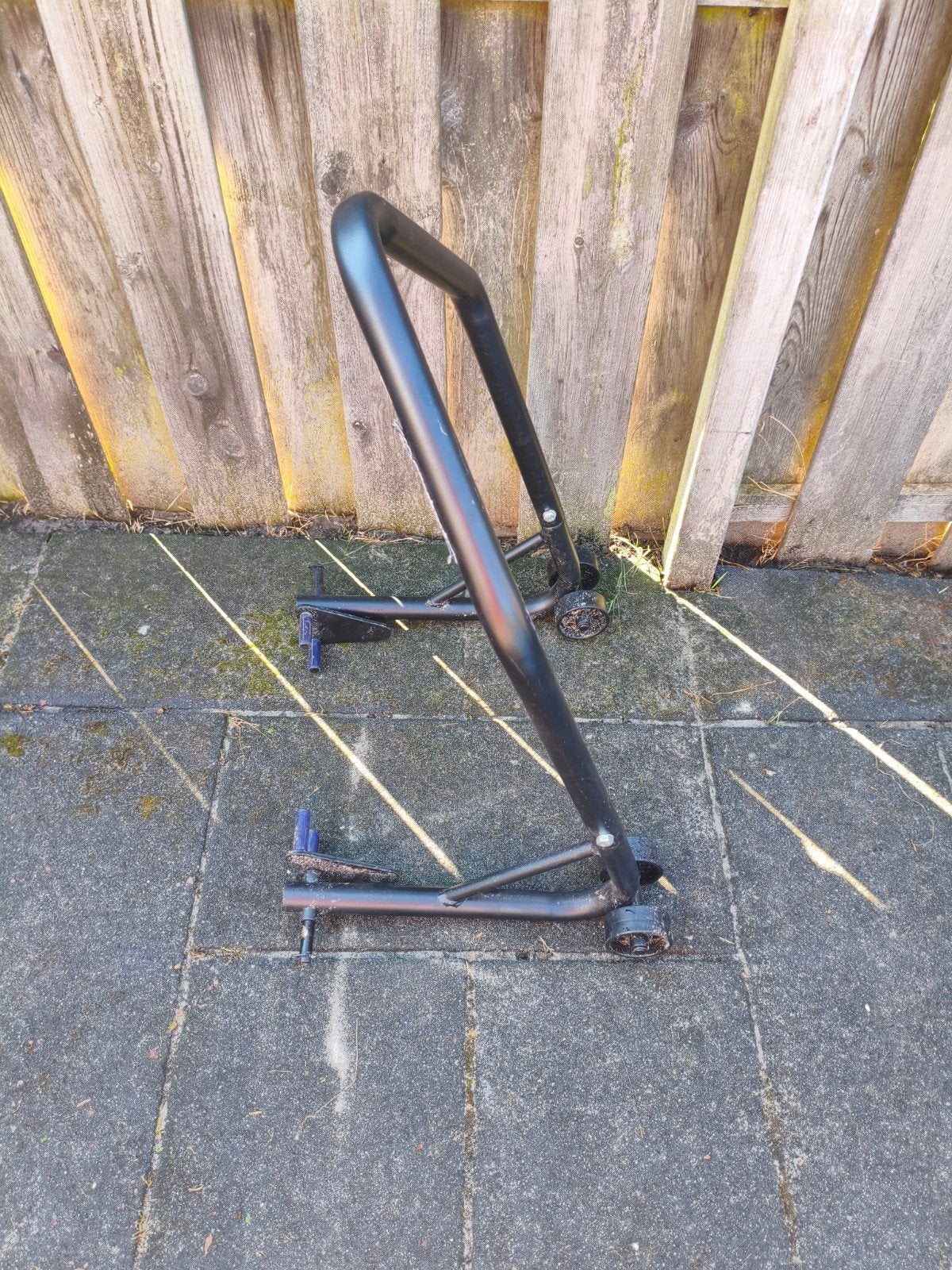 Motorfiets paddockstand, Ophalen